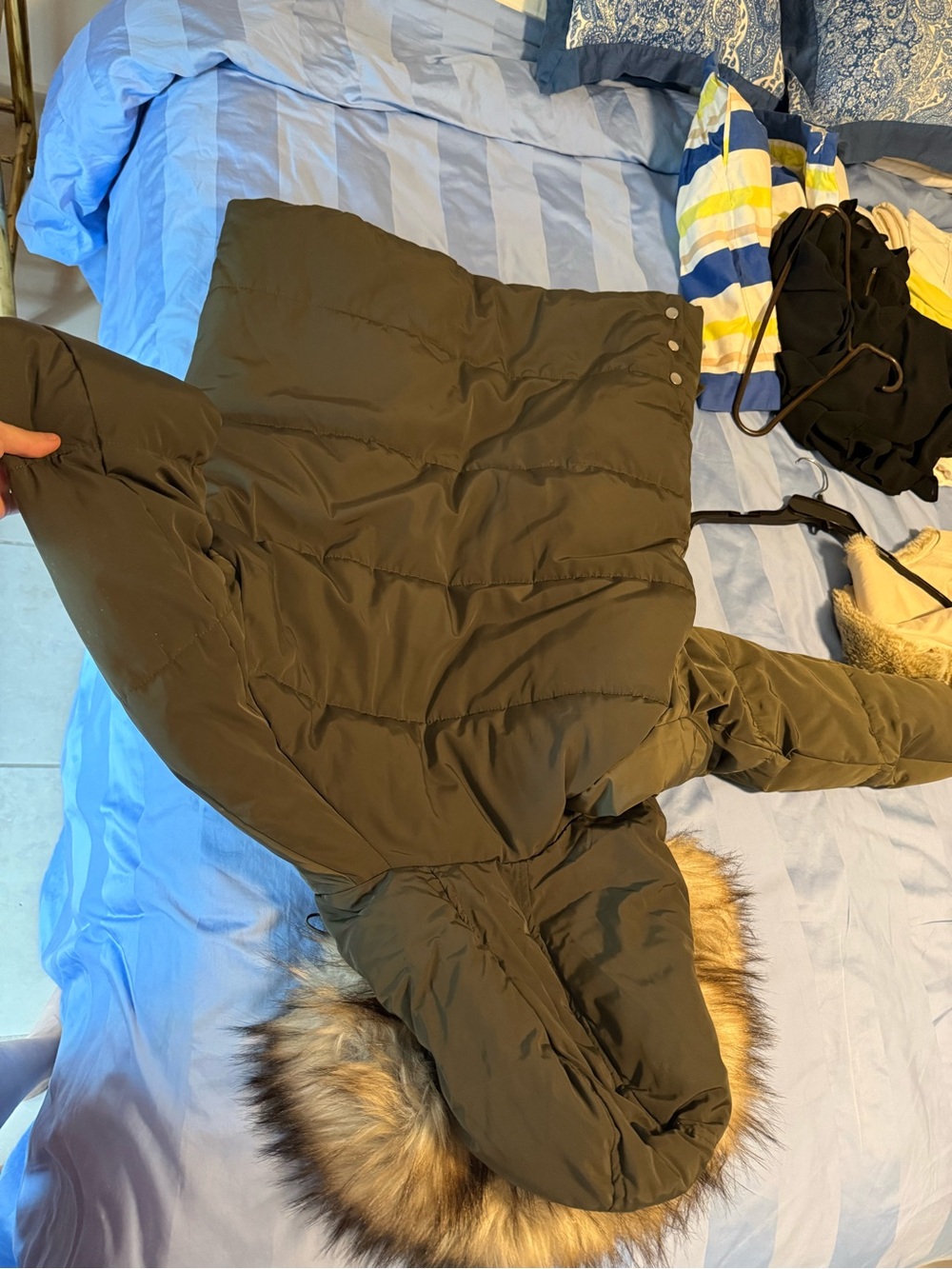 Zara Olive Green Hooded Puffer Jacket with Faux Fur Trim - Picture 6 of 7